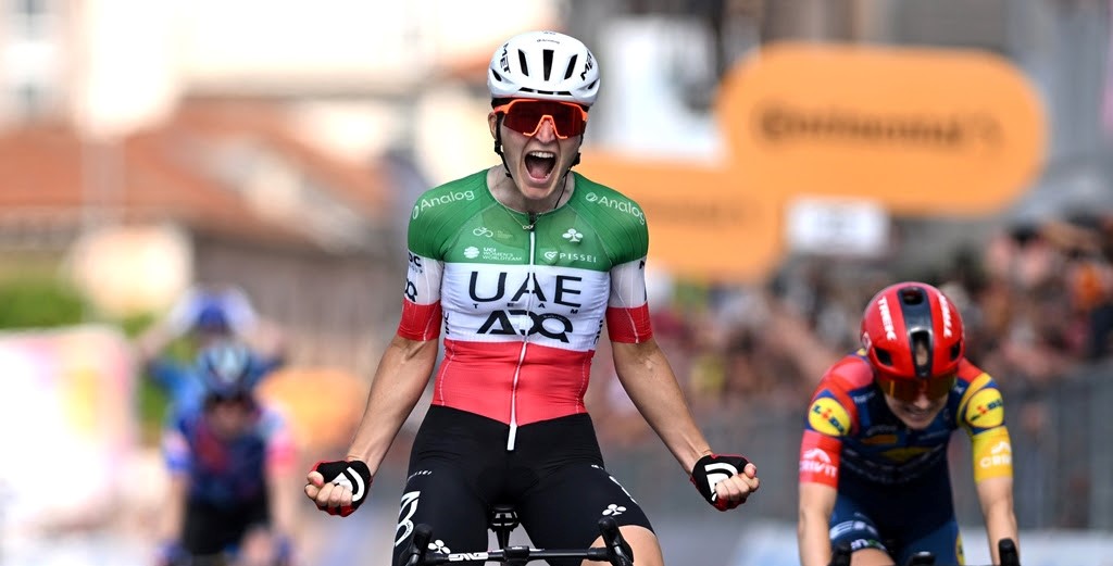 Elisa Longo Borghini celebrates victory in the final stage of the Giro d’Italia Women in Saluzzo.