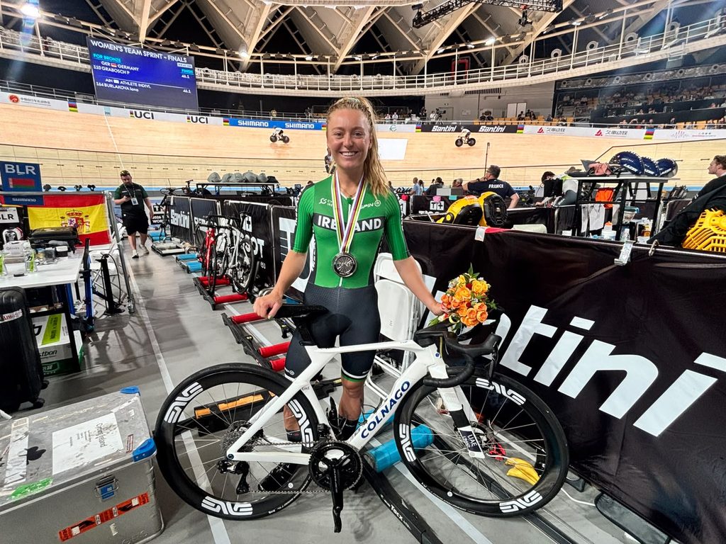 Lara Gillespie wins Scratch Race silver at the UCI Track World Championships.